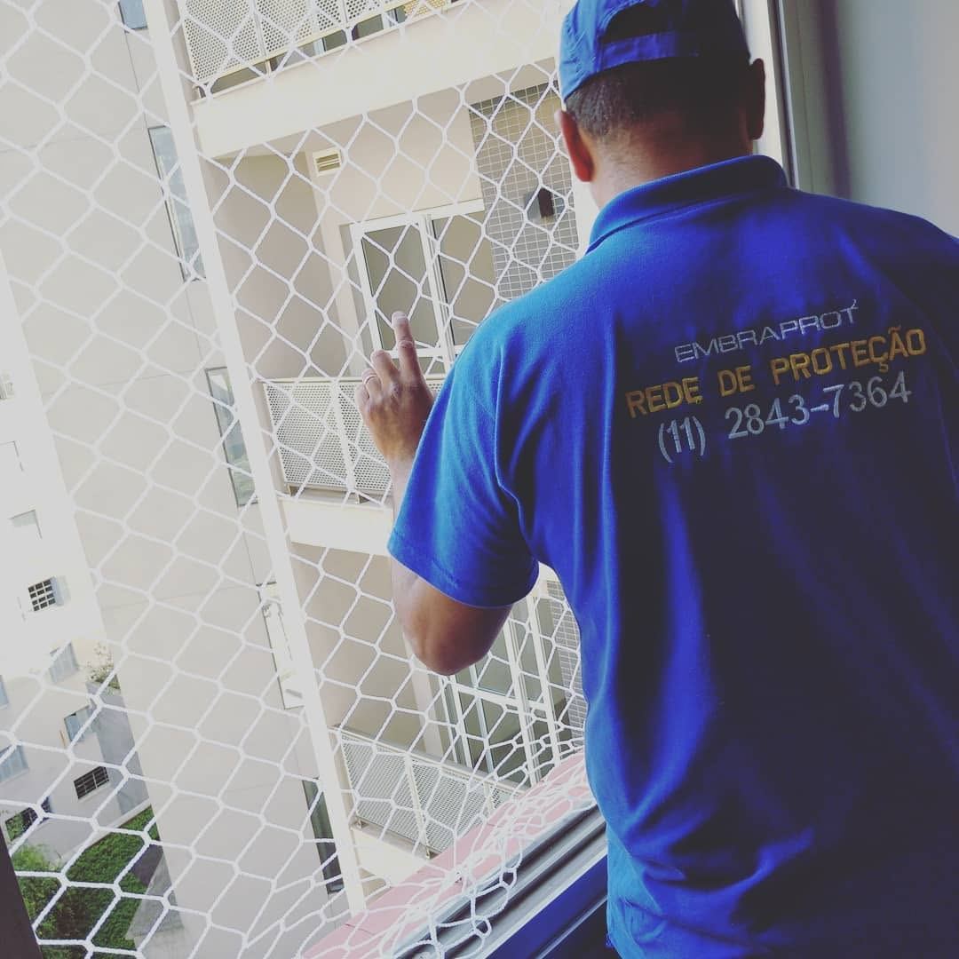 Instalação de rede de proteção em sacada